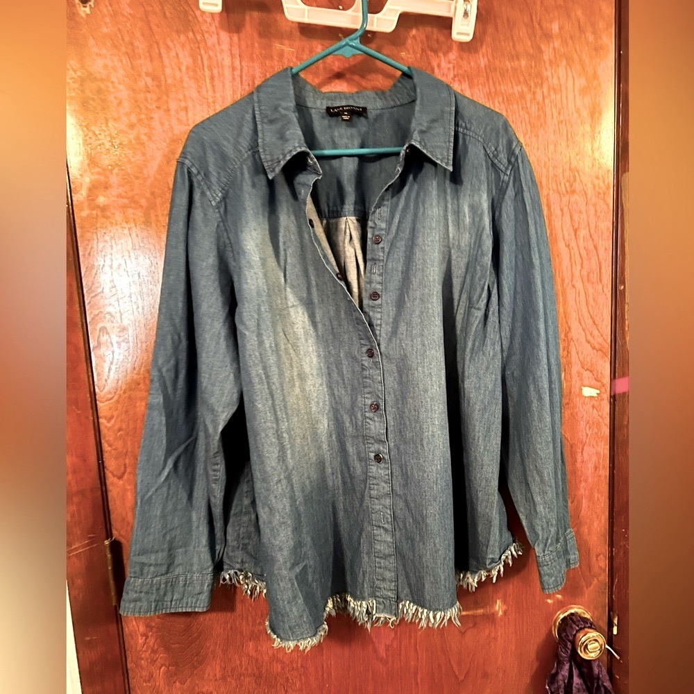 ⭐️ EUC-Lane Bryant Sz 20 Denim Frayed Ends Jean Button Down Shirt Top